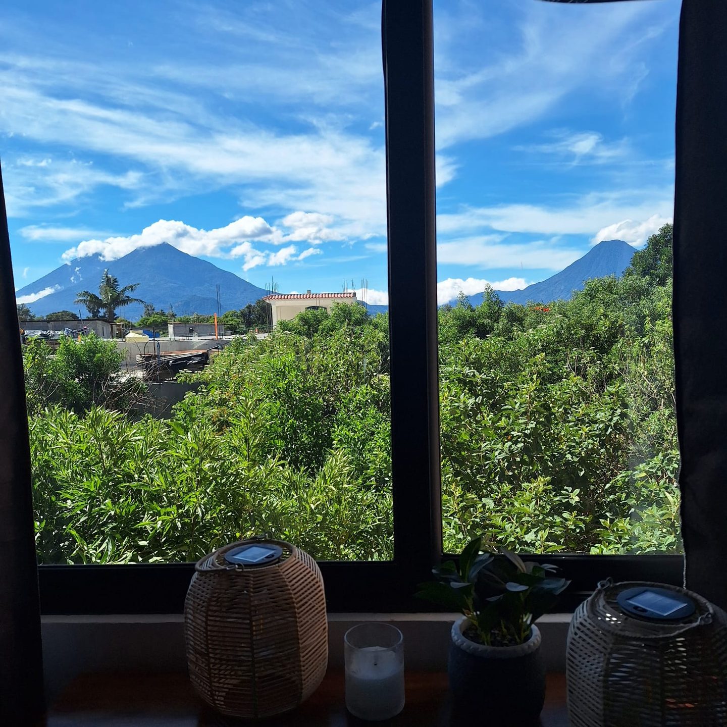 Los volcanes desde la ventana junto a la mesa